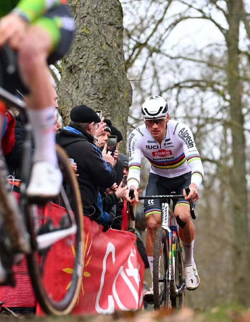 Van der Poel schittert in Namur en luidt een ongeslagen seizoen in
